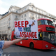 Un manifestant tient une pancarte indiquant « Bip pour libérer Assange » à Piccadilly Circus le 17 avril 2021 à Londres, en Angleterre.